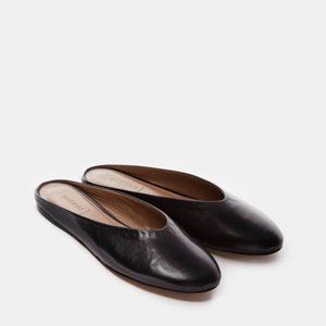 Alumnae Simple Almond Curved Mule Shoes